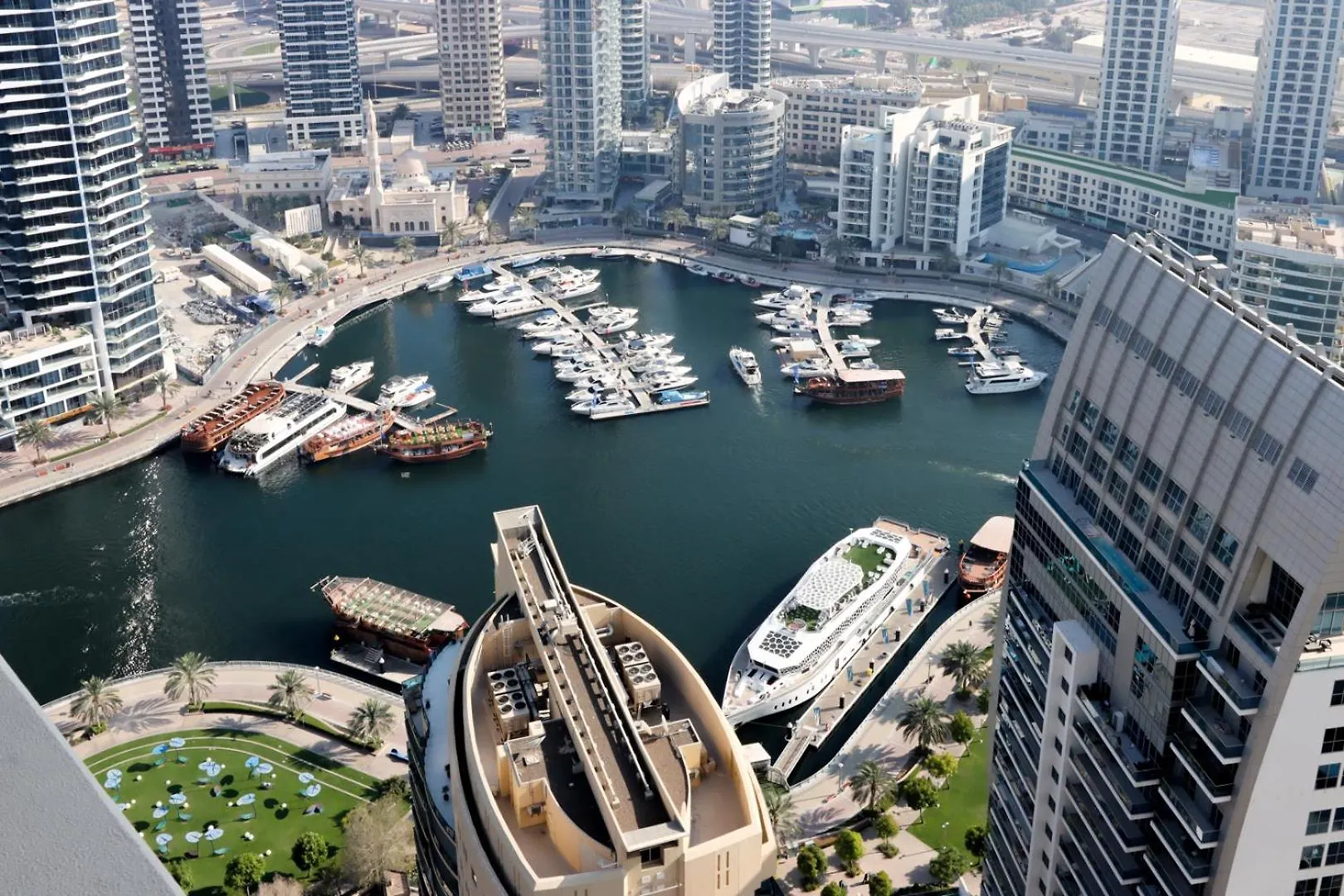 Livbnb- Coastal 2Bhk In Jbr Beach Access Dubai Appartement